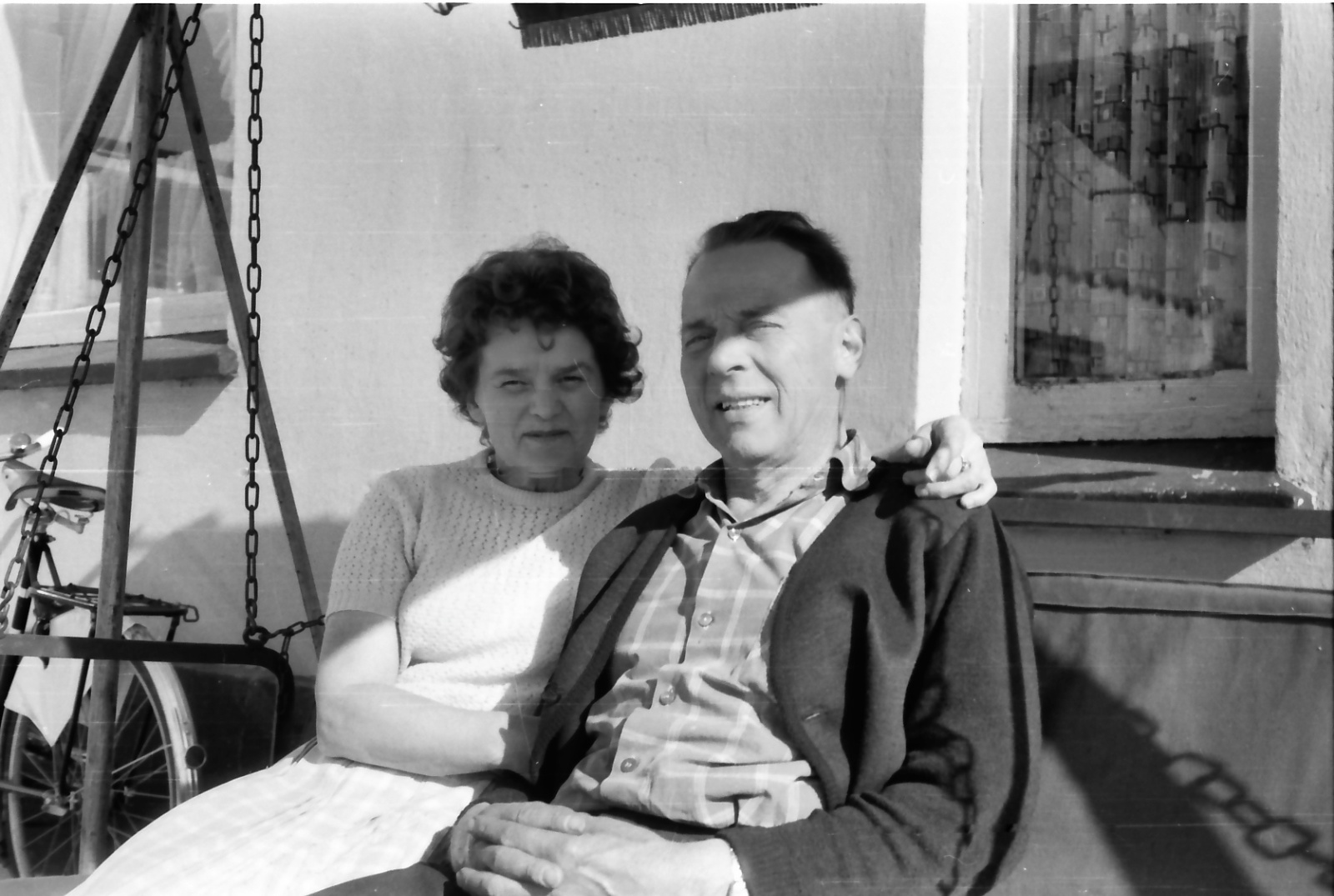 Mor og far i hængesofaen 1965